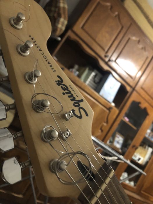 Vând chitara Fender Squaier Strat CA ȘI NOU.