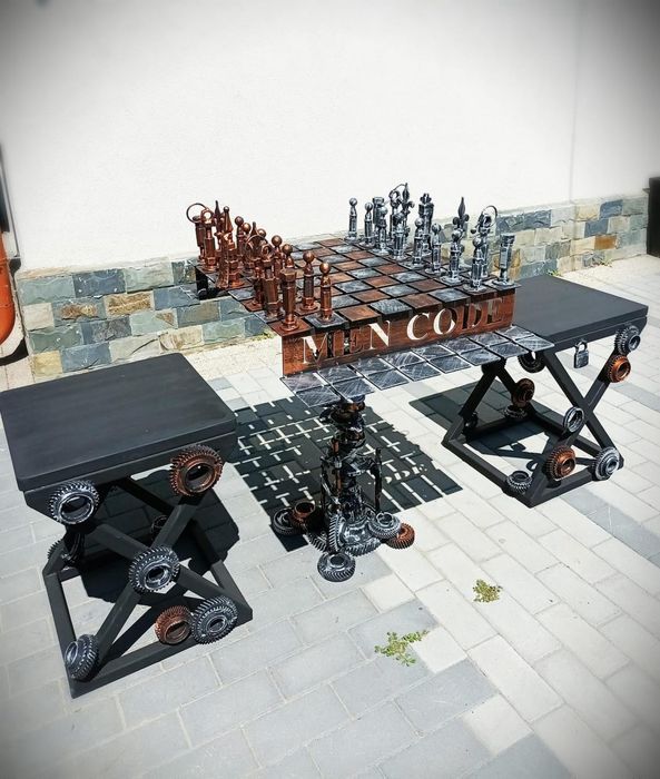 Tsbla de sah otel cu piese din suruburi sculptate stil industrial