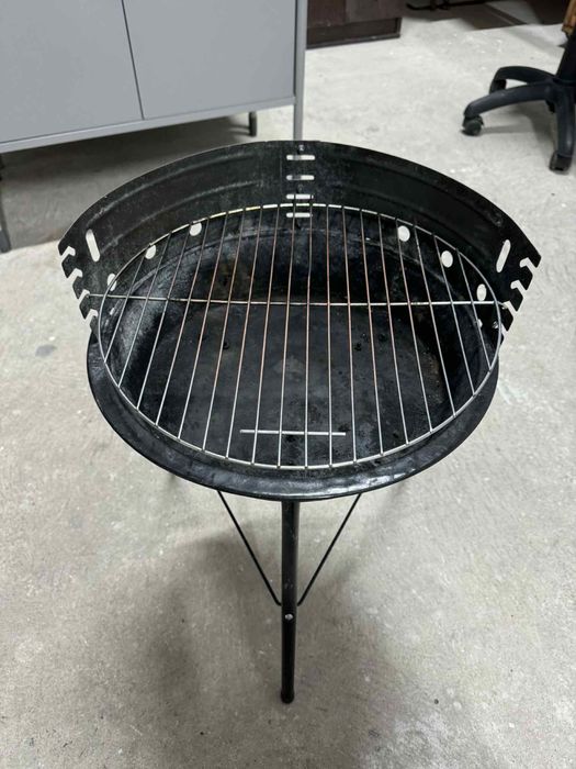 gratar negru cu gratar si perie de curatare