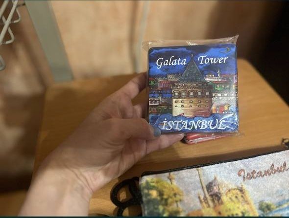 Косметички и зеркало для макияжа