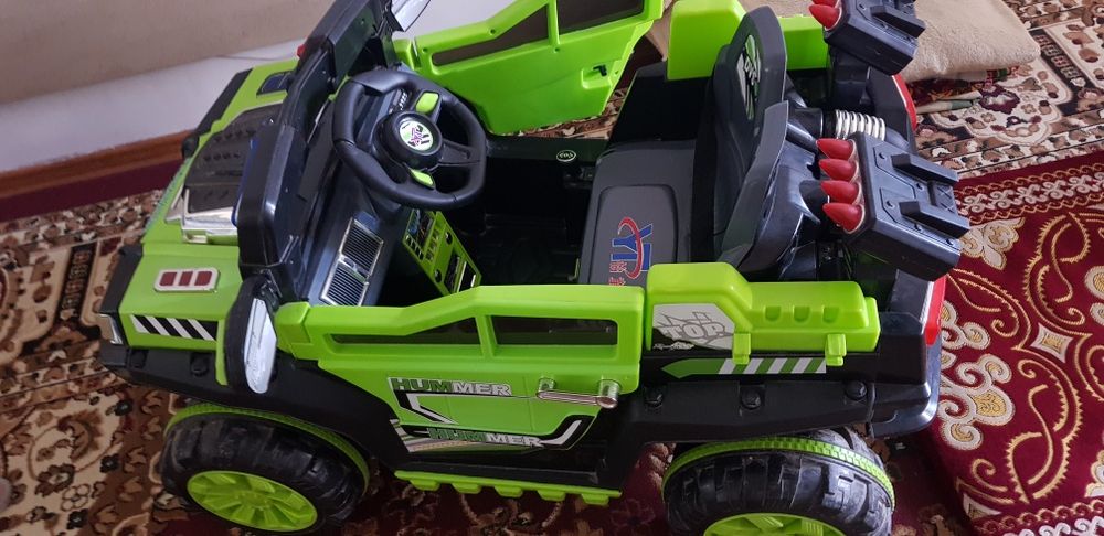 игрушечный автомобиль