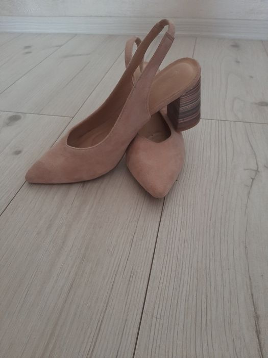 Розови обувки на ток