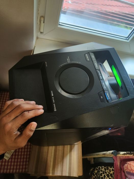 Vand boxa sony merge totul am nevoie de bani de aceia o dau