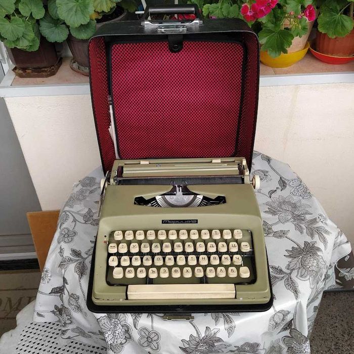 Продавам ретро шевна и пишеща машини, ретро стеги