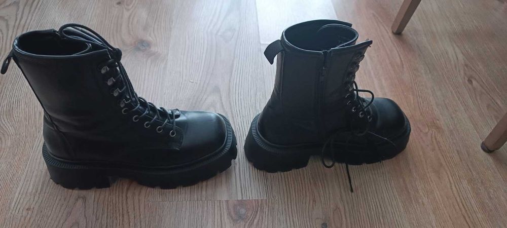 Дамски черни кубинки от изкуствена кожа.