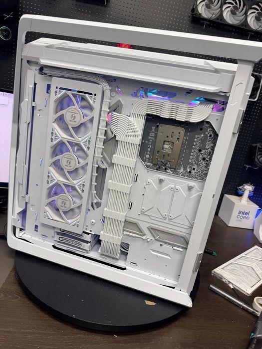 Продавам компютърна кутия Asus hyperion gr701 Неразпечатана!