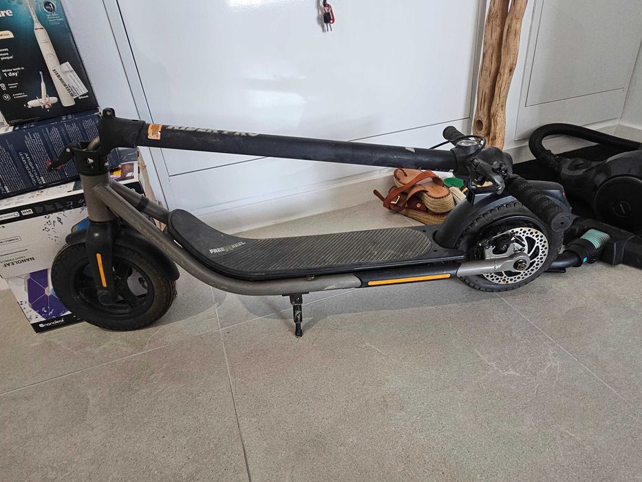 Trotineta electrica adulti, FreeWheel Rider Pro, motor 350 W, viteza maxima 25 km/h, autonomie 35 km, roti 10 inch, pliabilă