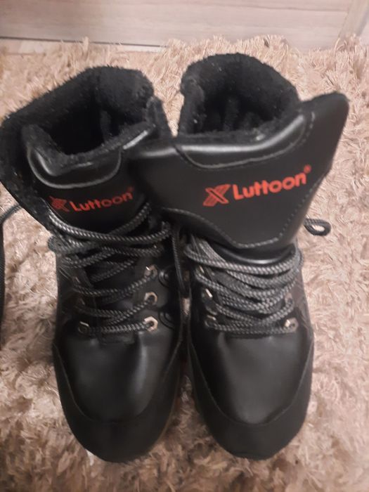 Ботуши за юноши доста запазени номер 40.Цена  10лева.Номер40