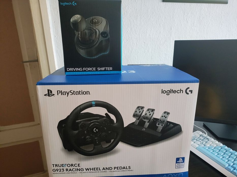 Продавам Геймърски волан Logitech G923  + скоростен лост