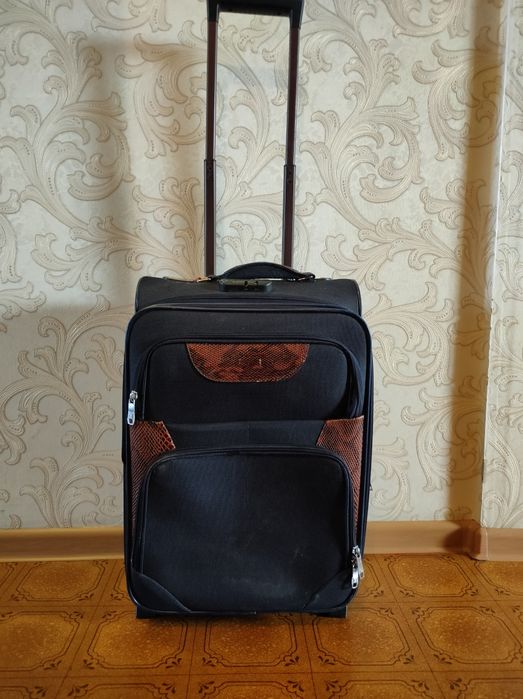 Продам дорожный чемодан