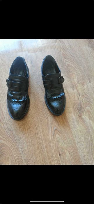 черни кожени обувки