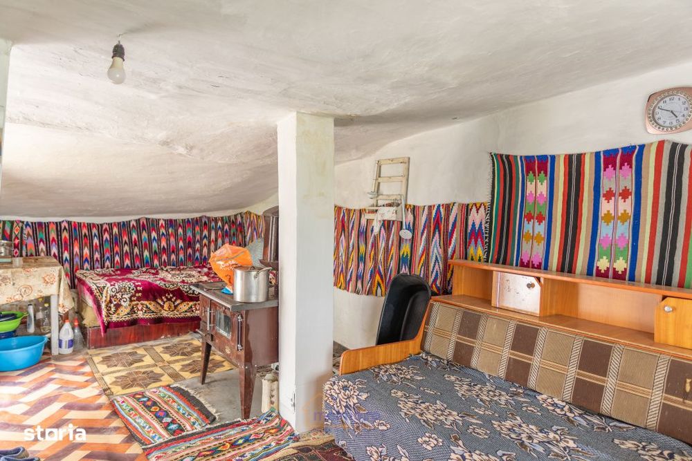 Casa din chirpici, bucatarie de vara si 1.34 ha de teren, Ardeoani