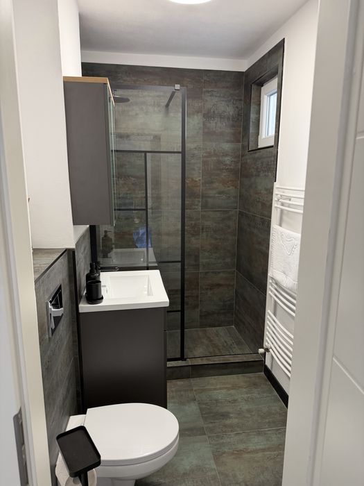 Inchiriez apartament 2 camere. Apartamentul este dotat si mobilat