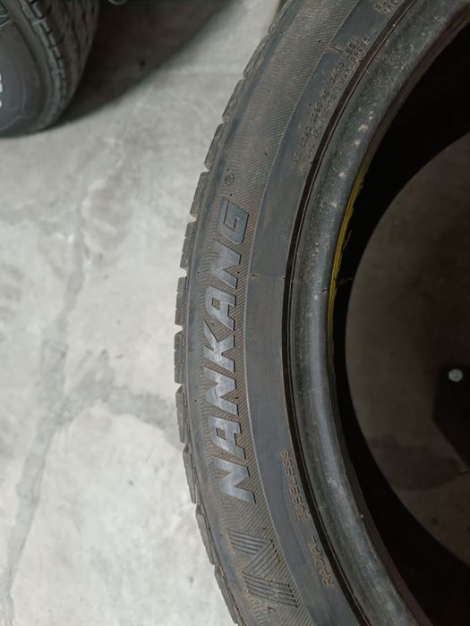 Продам резину 295 40 R21