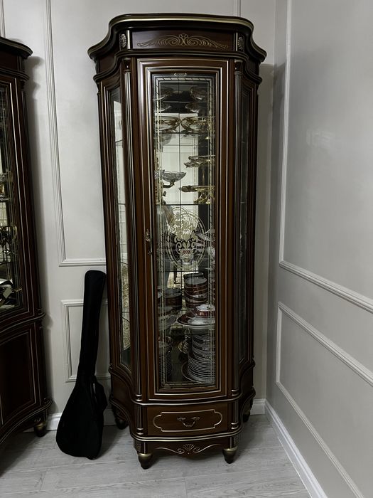 Продам сервант стеклянный