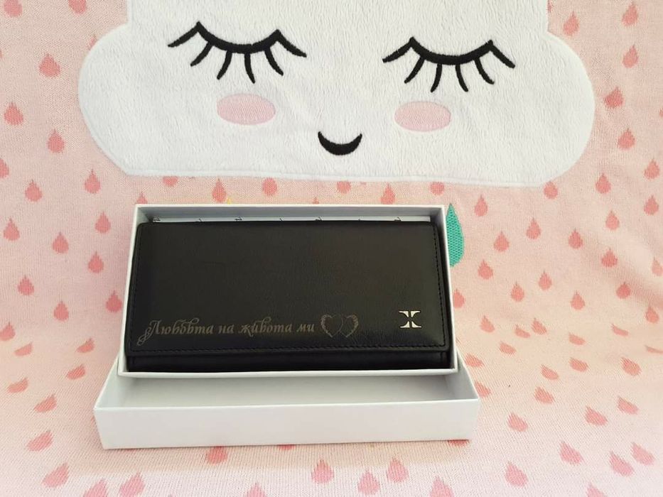 Дамски или мъжки гравирано портфейли. Естествена кожа