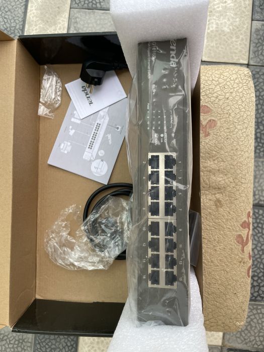 Сетевой хаб-свитч  16 portli gigabit kommutator Tenda (TEG1016D).