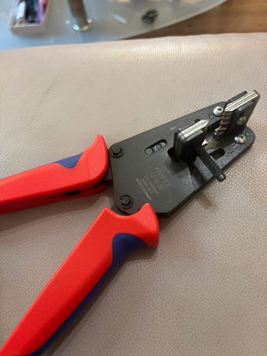 Прецизни клещи за оголване на кабели 1.5-6.0 mm², 195 mm