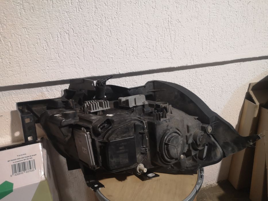 Far bmw x1 e84 stanga