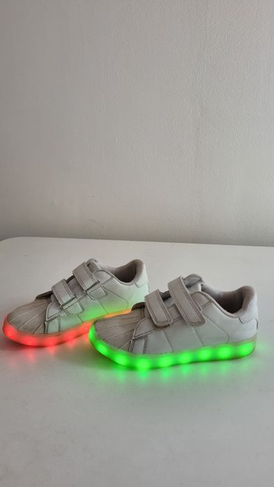 Кроссовки светящиеся