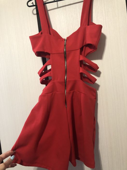 Къс червен гащеризон