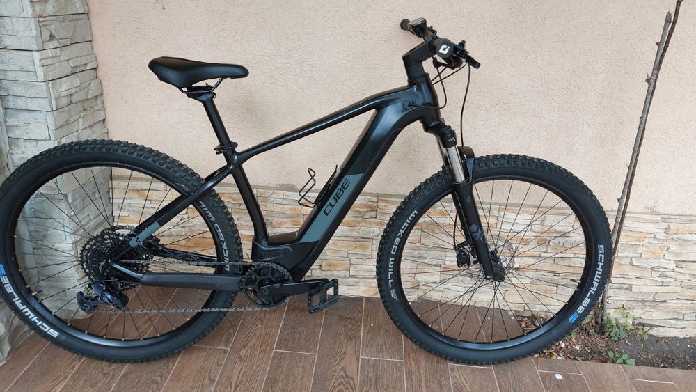 Bicicleta electrica Cube  bosch cx