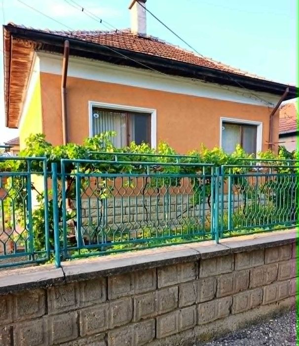 Къща с гараж и допълнителна постройка в гр.Бяла Слатина, обл. Враца