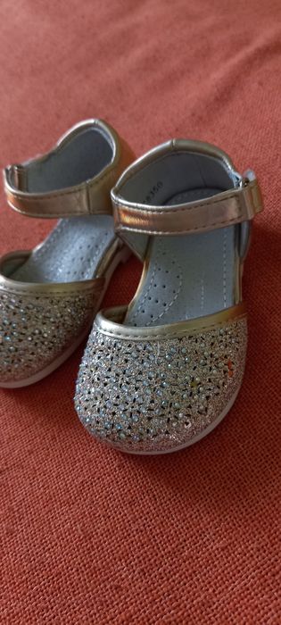 Продам детские туфельки