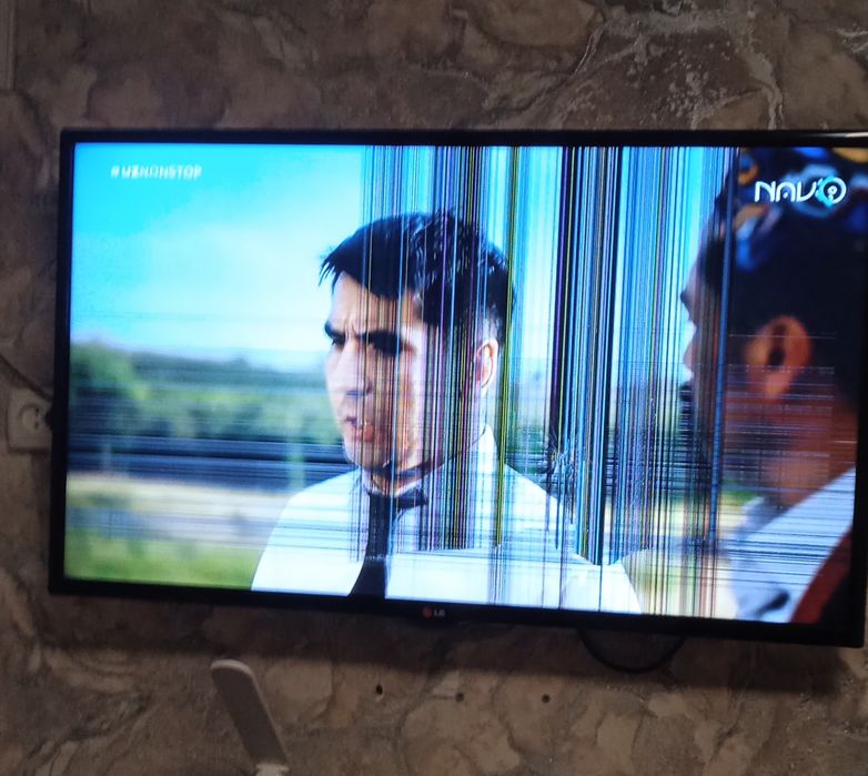 Продается телевизор LG 42 дюйма НЕ СМАРТ. Экран с трещиной