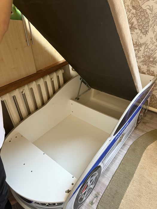 Детская кровать машинка