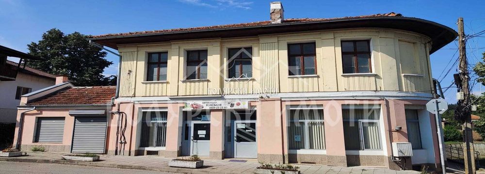 Еднофамилна двуетажна къща в гр. Елена