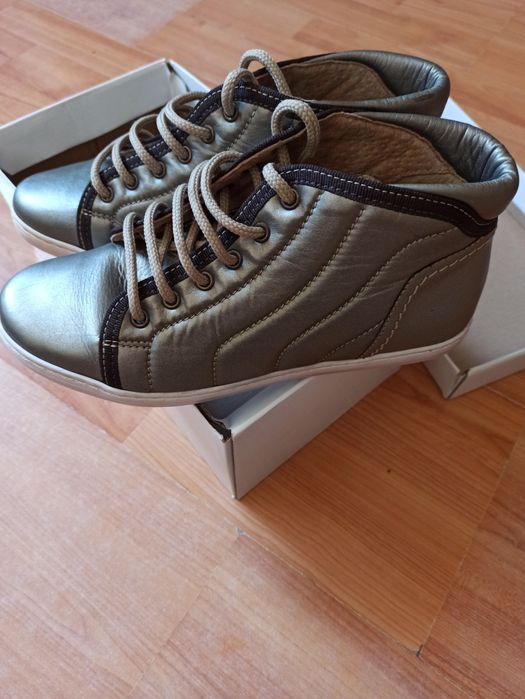 Adidași noi mărimea 37