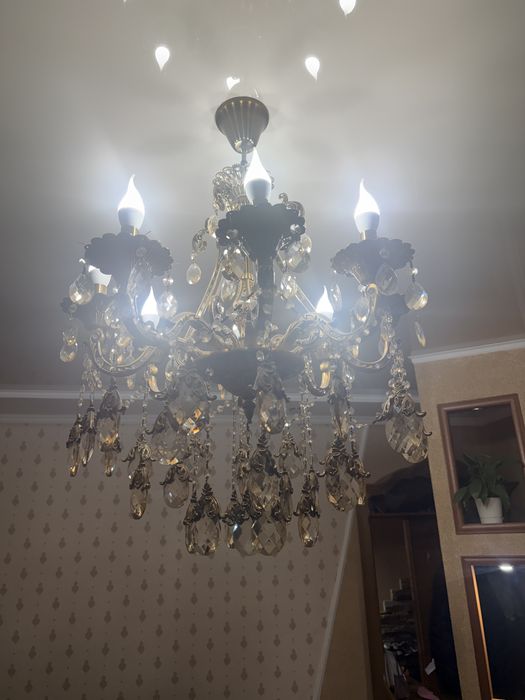 Продам красивую люстру для гостинной
