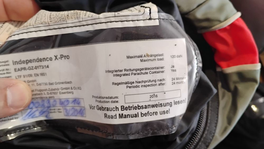 Парапланер (екипировка), сбруя , раница и фронт контейнер