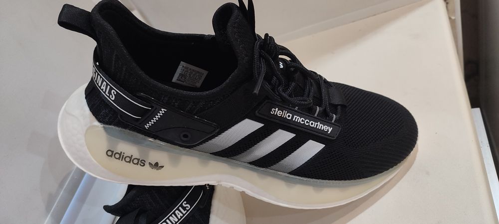 Продам кроссовки фирмы Adidas.