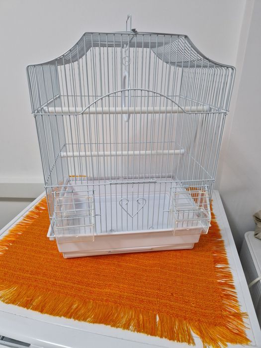 Colivie păsări cu leagăn și recipiente pentru hrană și apă