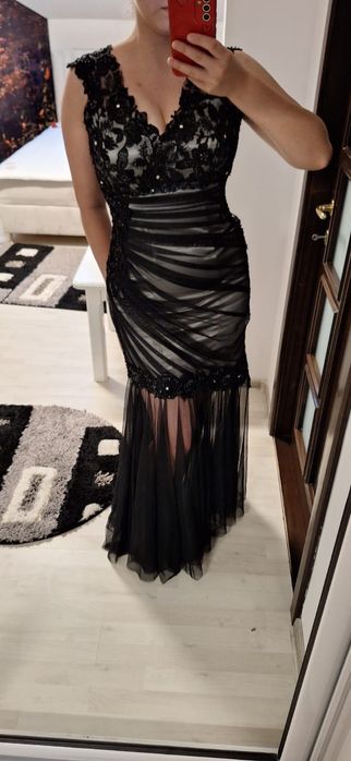 Rochie de dantelă cu pietre pentru evenimente deosebite