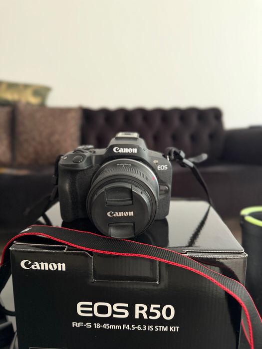 Canon EOS R50 + RF-S 18-45mm, folosit foarte puțin, stare excelentă