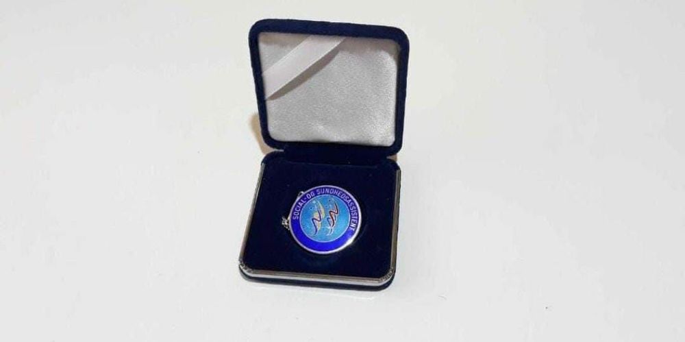 Brose insigna Asistent Medical Social, argint 925 sterling, Danemarca