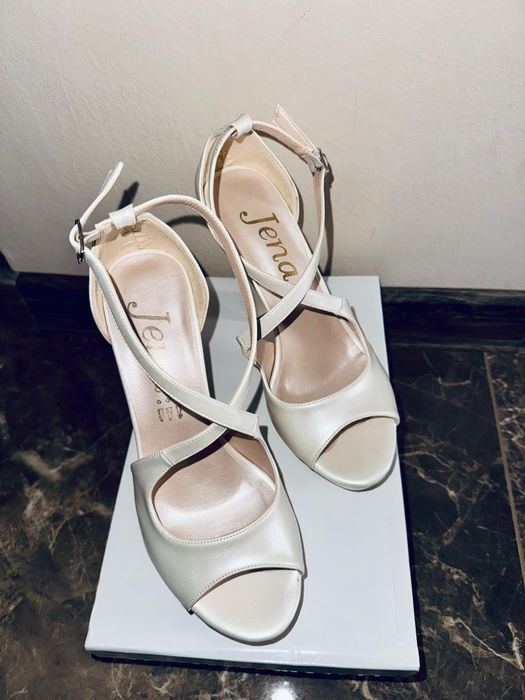 Продавам летни обувки на висок ток