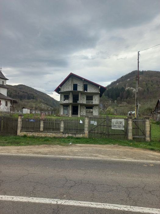 Casă la roșu + teren
