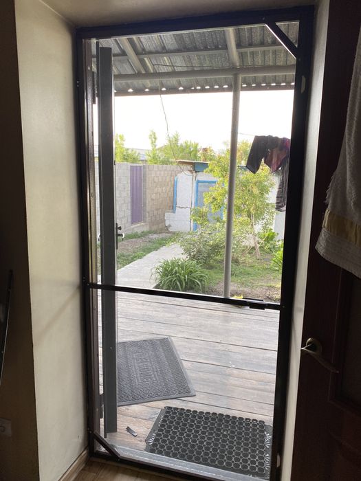 москитные сетка  внутрение на окна . Двери