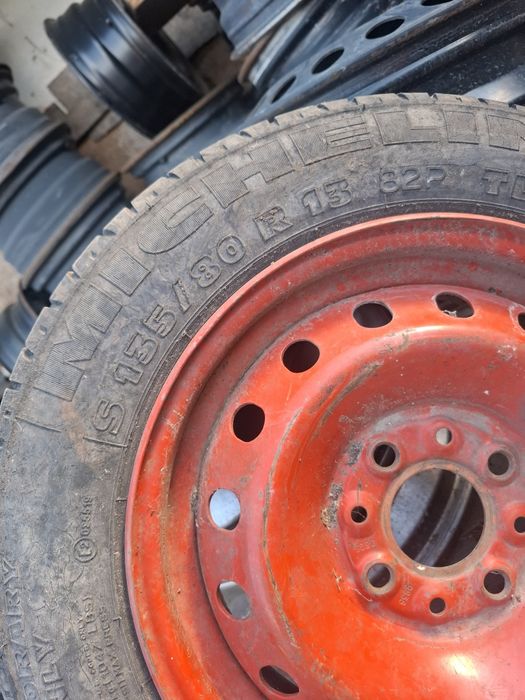 Vand roata R 13 fiat buna cu anvelopa 135 80 13