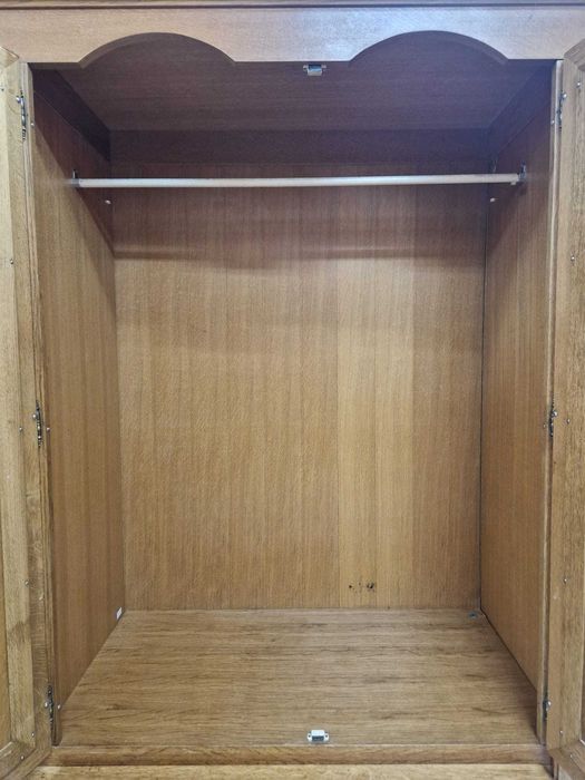 Голям четирикрилен гардероб с две чекмеджета