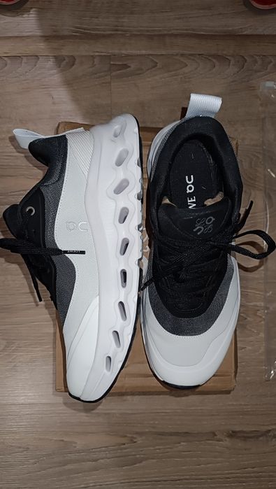 Продам кроссовки On & LOEWE  Cloudtilt