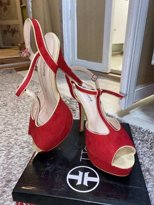 Босоножки на шпилке