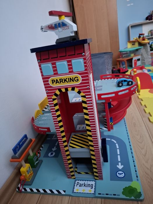 Parcare mașinuțe de lemn