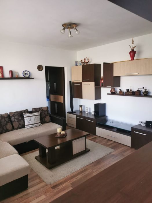 Vând apartament 2 camere semidecomandat et 3 / 3