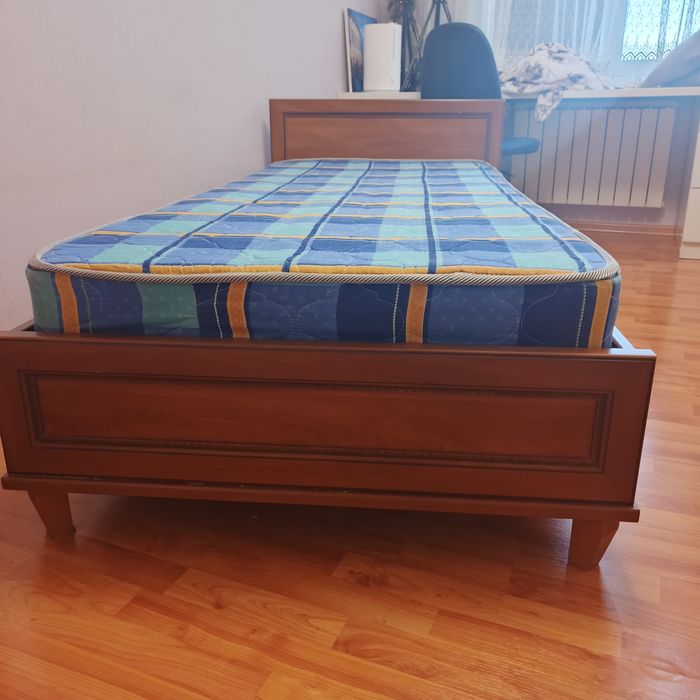Продам кровать с ортопедическим матрасом