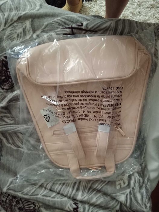 Rucsac dama foarte încăpător și o culoare frumoasă.